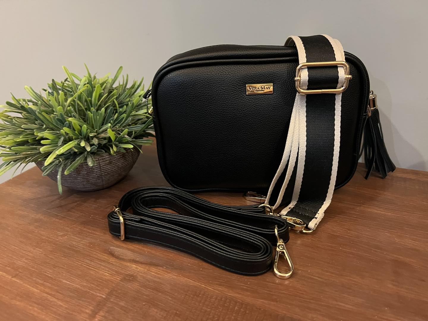 DONNA BLACK CROSS BODY BAG